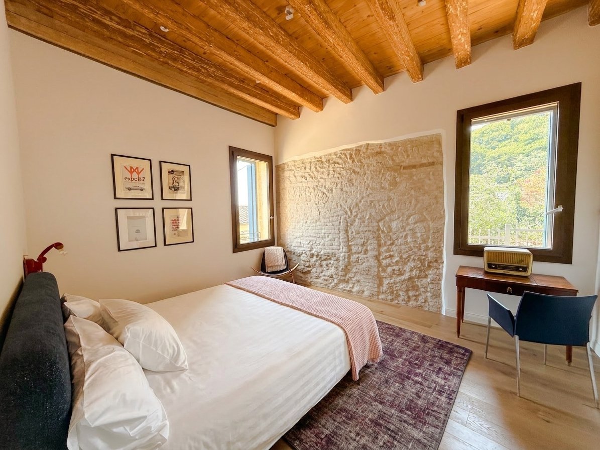 Sessanta suite with preserved 17th-century stonework, period prints and a vintage radio