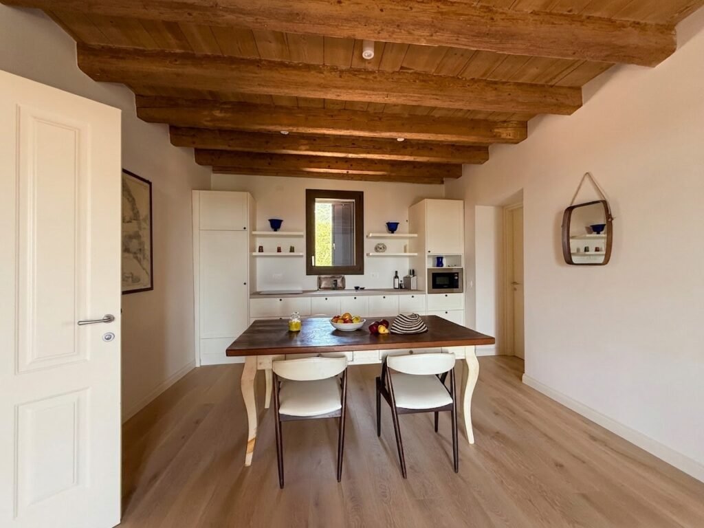 Suite Dogale apartment kitchen and dining with a beamed ceiling