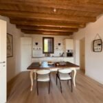 Suite Dogale apartment kitchen and dining with a beamed ceiling
